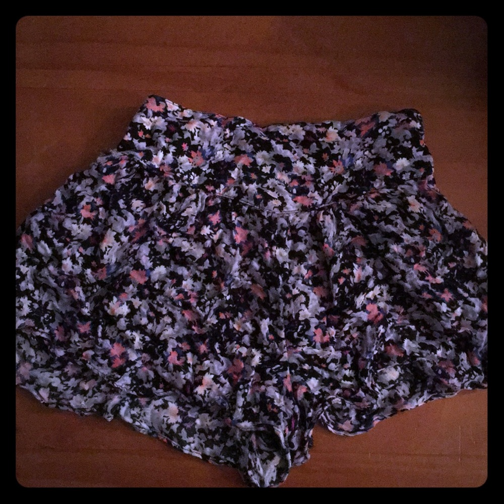 American eagle flowy shorts